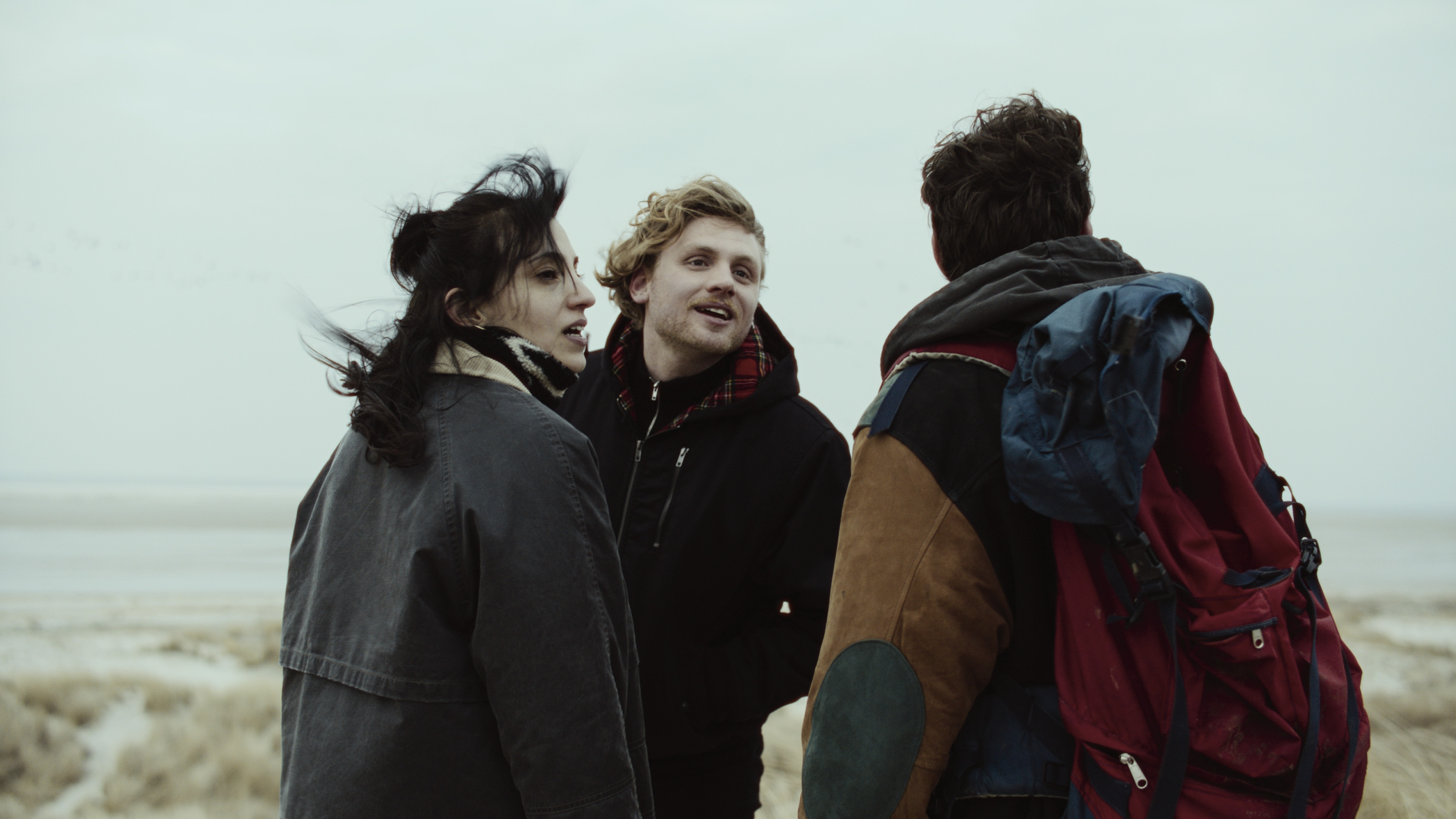 Urlaubsstimmung mit Amiri (Zeynep Bozbay, l), Luca (Johanens Nussbaum, m) und Fiete (Leonard Scheicher, r)